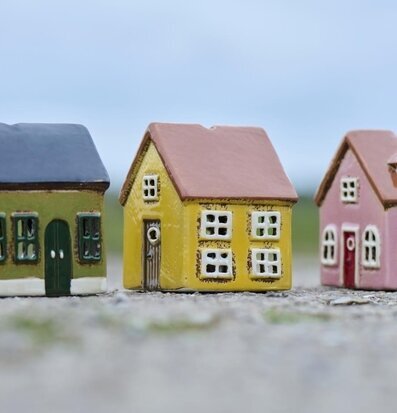 Bild av tre pittoreska miniatyrhus i harmoniska färger