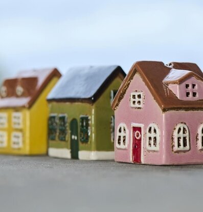 Bild av charmiga miniatyrhus i keramik och glasyr