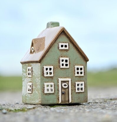 Bild av charmig ljuslykta i form av ett litet hus