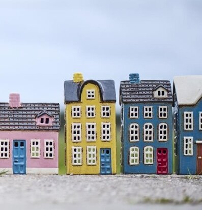 Bild av färgglada husmodeller i rad med detaljerad design