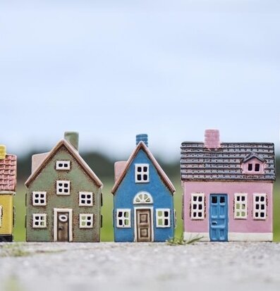 Bild av charmiga keramikhus i varierande färger och stil
