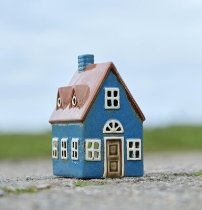 Bild av charmig keramikljuslykta som skapar mysig atmosfär