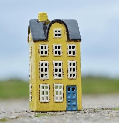 Bild av charmig ljuslykta formad som ett litet hus