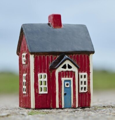 Foto av charmig ljuslykta i form av ett litet hus