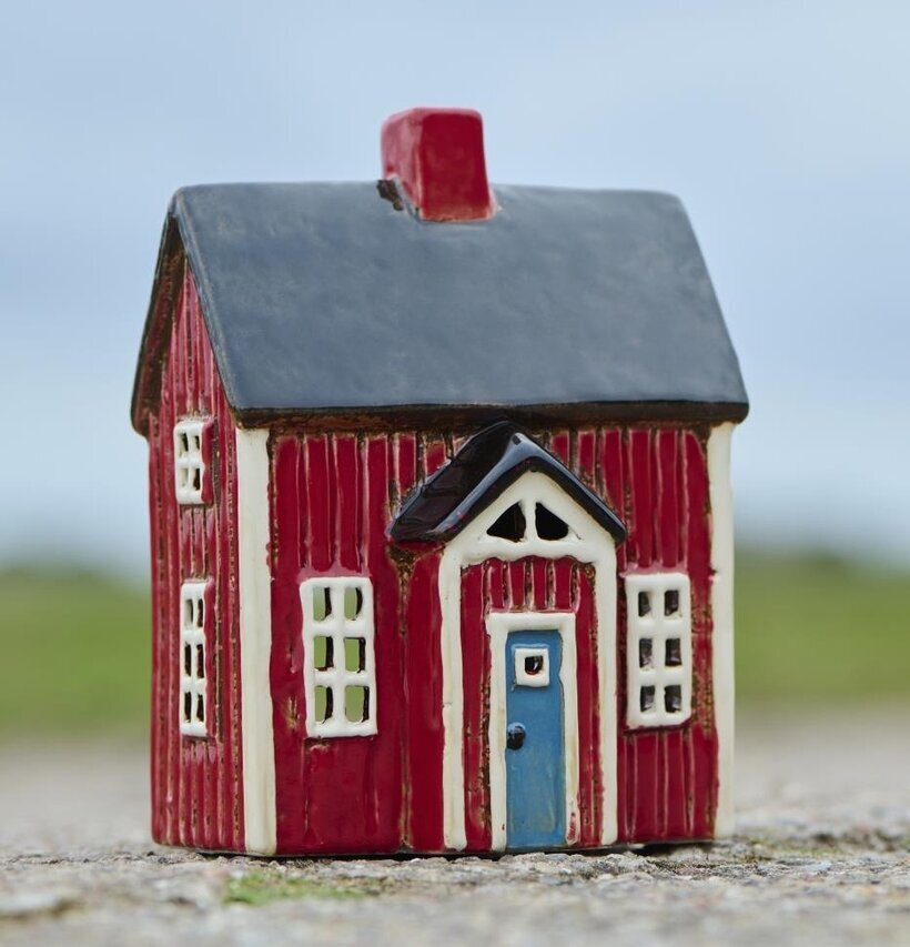 Foto av charmig ljuslykta i form av ett litet hus