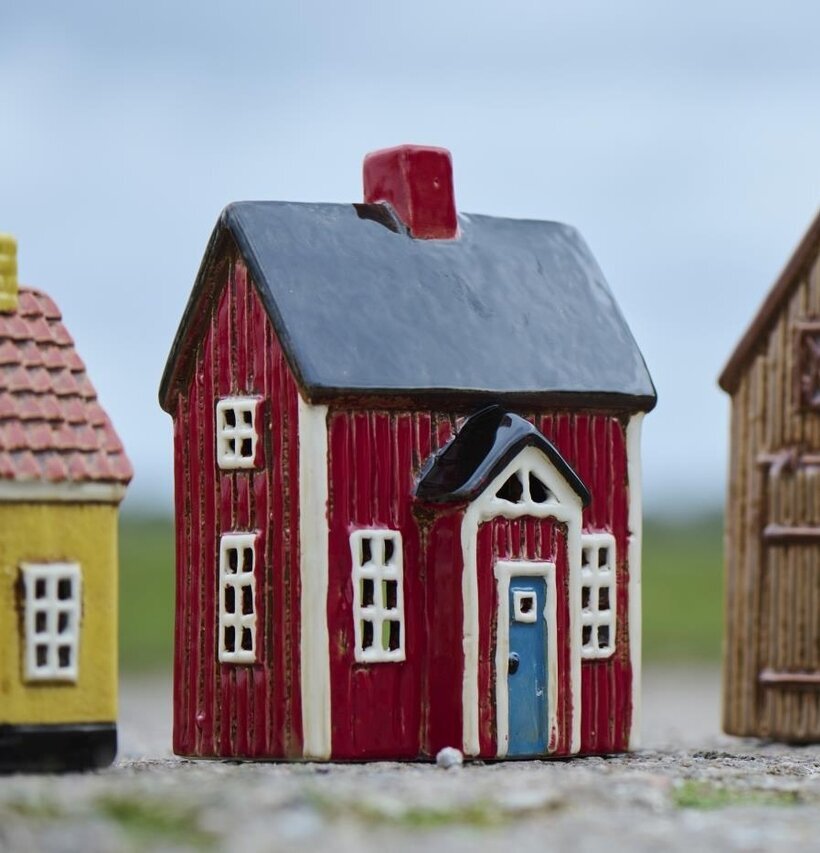 Bild av två detaljrika miniatyrhus i nordisk stil