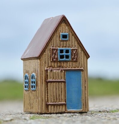 Bild av detaljrik ljuslykta formad som ett litet hus