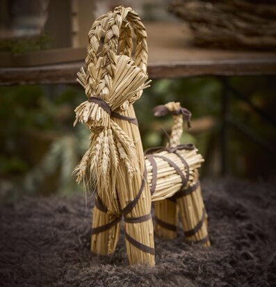 Bild av traditionell julbock av halm med mörka band