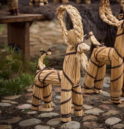 Bild av traditionell julbock med bruna band i halm