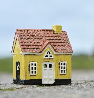 Bild av charmig ljuslykta formad som ett litet hus