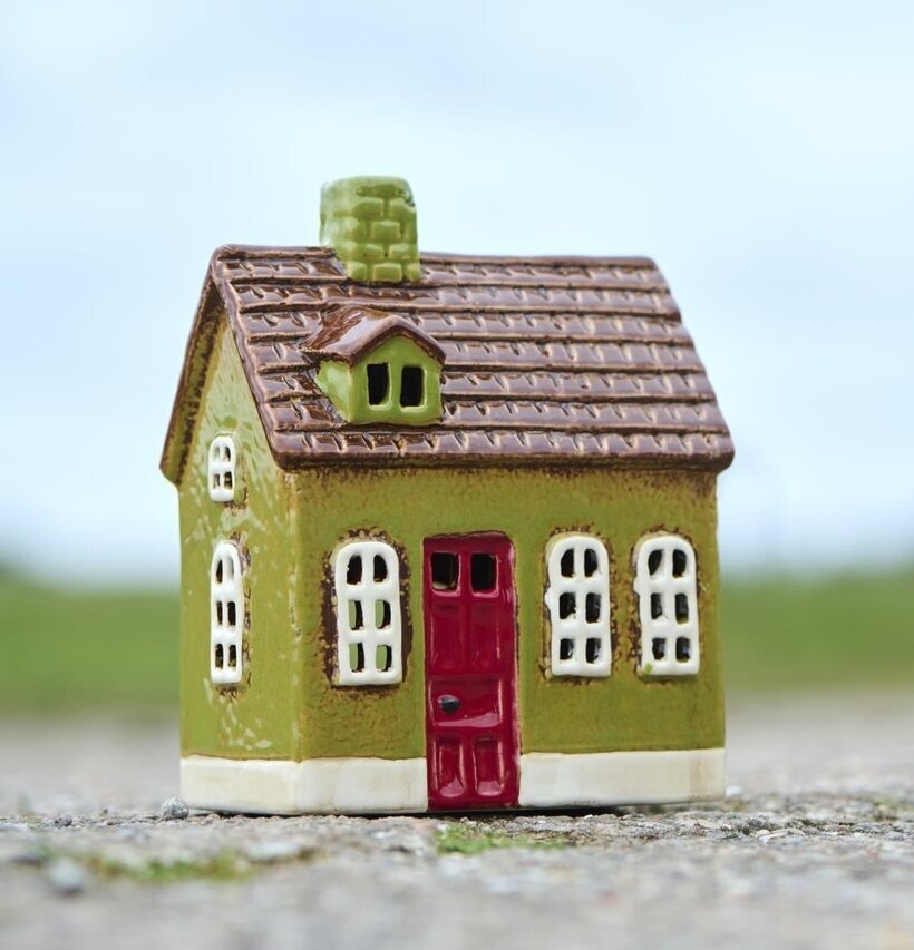 Bild av charmig ljuslykta formad som ett hus