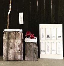 Bild av elegant displayarrangemang med naturinslag