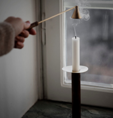 Bild av elegant och stämningsfull hemmiljö med ljusstake