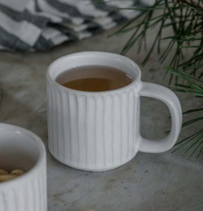 Bild av glöggmugg med räfflad design och varm dryck