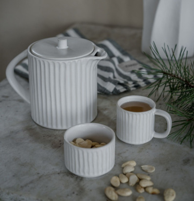 Bild av harmonisk uppsättning med keramik och naturdetaljer