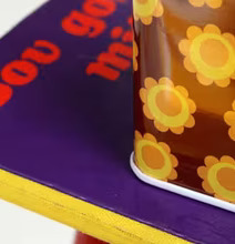 Bild av liten box med blommönster och starka färger