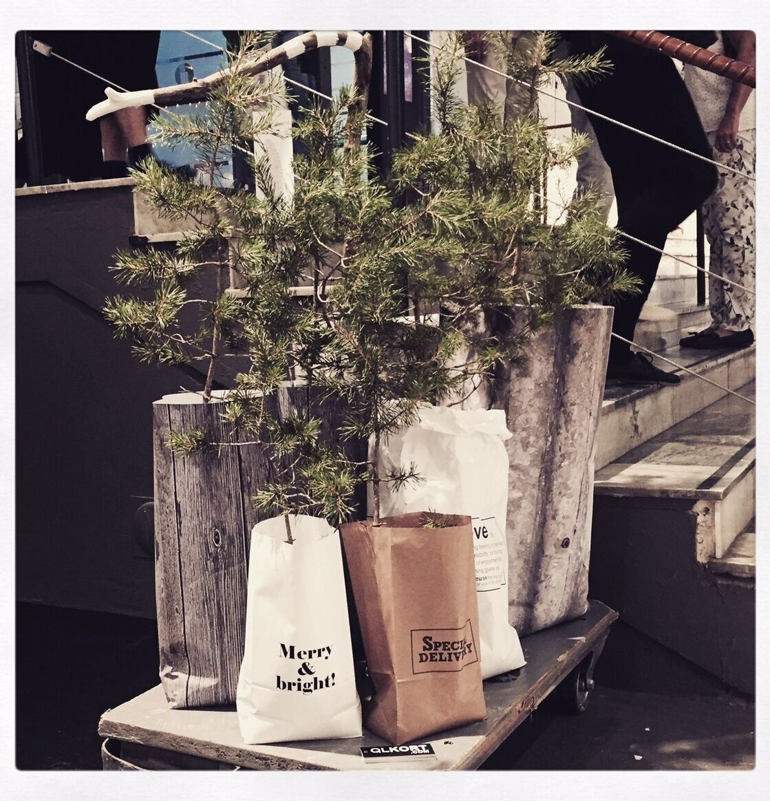 Presentpåse Plåt Qlkort från QLKort med rustik träimitation