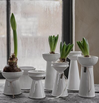 Bild av eleganta räfflade vaser på rustik träyta