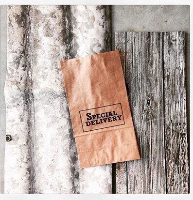 Bild av presentpåse med textur och materialkontraster