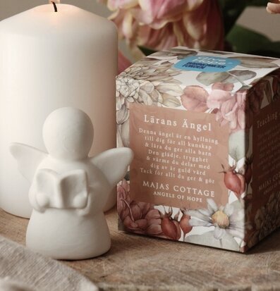 Foto av harmonisk komposition med ängel och blommor