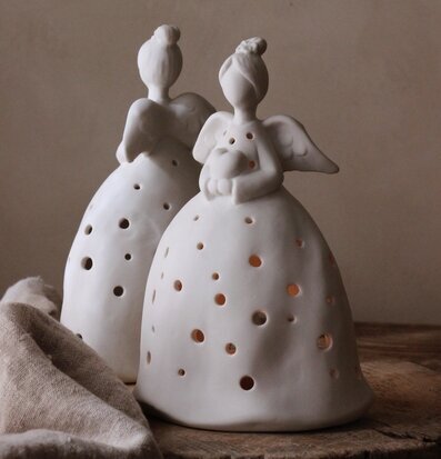 Bild av dekorativa keramiska änglar med mjukt sken