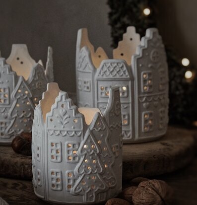 Bild av stämningsfull ljushållare med varm atmosfär