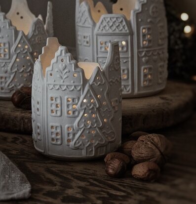 Bild av ljushållare i keramik med stämningsfull design