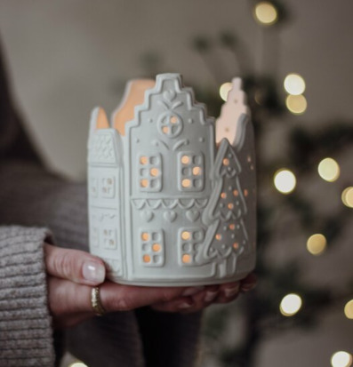 Bild av charmig ljushållare som skapar julstämning