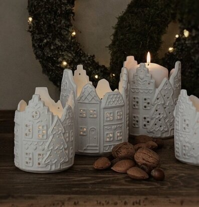 Bild av stämningsfullt vinterlandskap med ljushållare