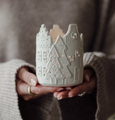 Bild av stämningsfull ljushållare i vintermiljö