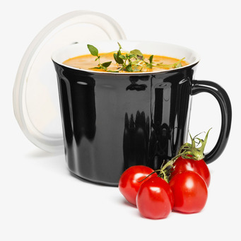 Bild av stilren soppmugg med krämig soppa och örter