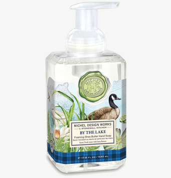 Bild av fyrkantig flaska med skumtvål och naturmotiv