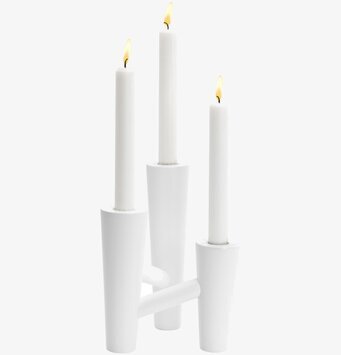 Bild av modern vit ljusstake med brinnande ljus