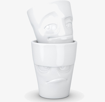 Bild av två uttrycksfulla staplade muggar i porslin