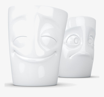 Bild på två uttrycksfulla vita muggar med ansikten