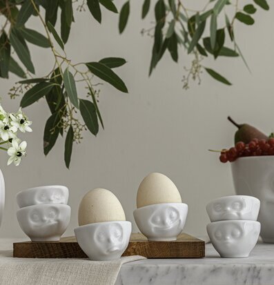 Bild av eleganta äggkoppar i charmigt frukostarrangemang