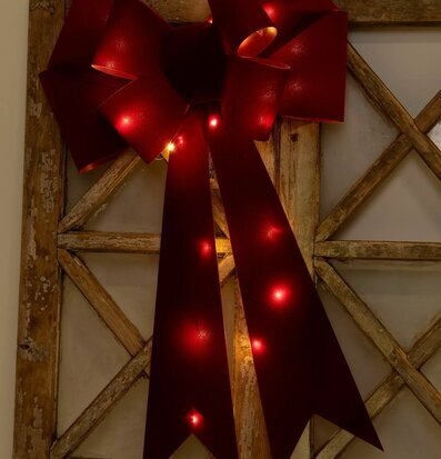 Bild av dekorativ röd rosett med LED på rustik träbakgrund