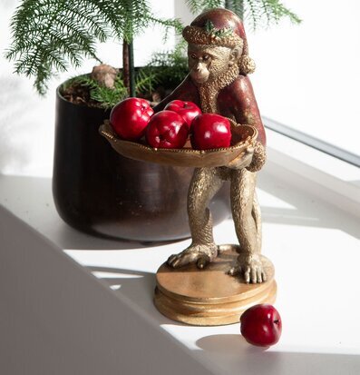 Bild av juldekoration med apa och äpplen i fönster