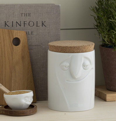 Bild av stilrent köksarrangemang med porslinsdetaljer