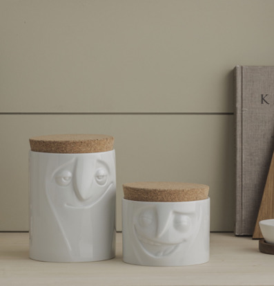 Bild av charmiga porslinsburkar i skandinavisk stil