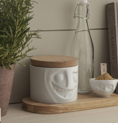 Bild av harmoniskt kök med lekfulla porslinsdetaljer