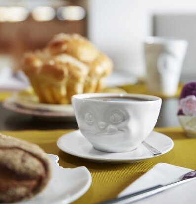 Foto av inbjudande frukostmiljö med elegant kaffekopp