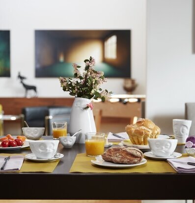 Bild av inbjudande frukostdukning med lekfullt porslin