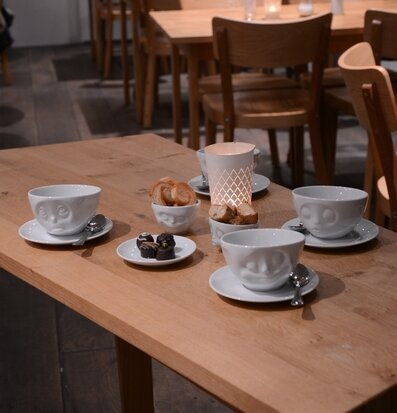 Bild av mysigt kafé med stilren inredning och detaljer