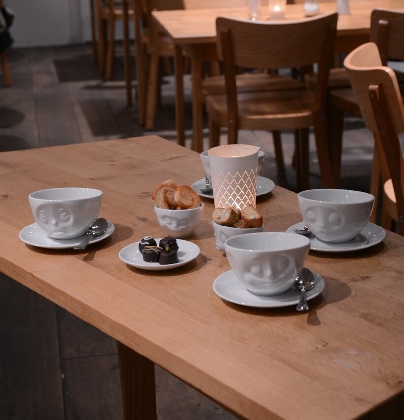 Bild av mysigt kafé med stilren inredning och detaljer