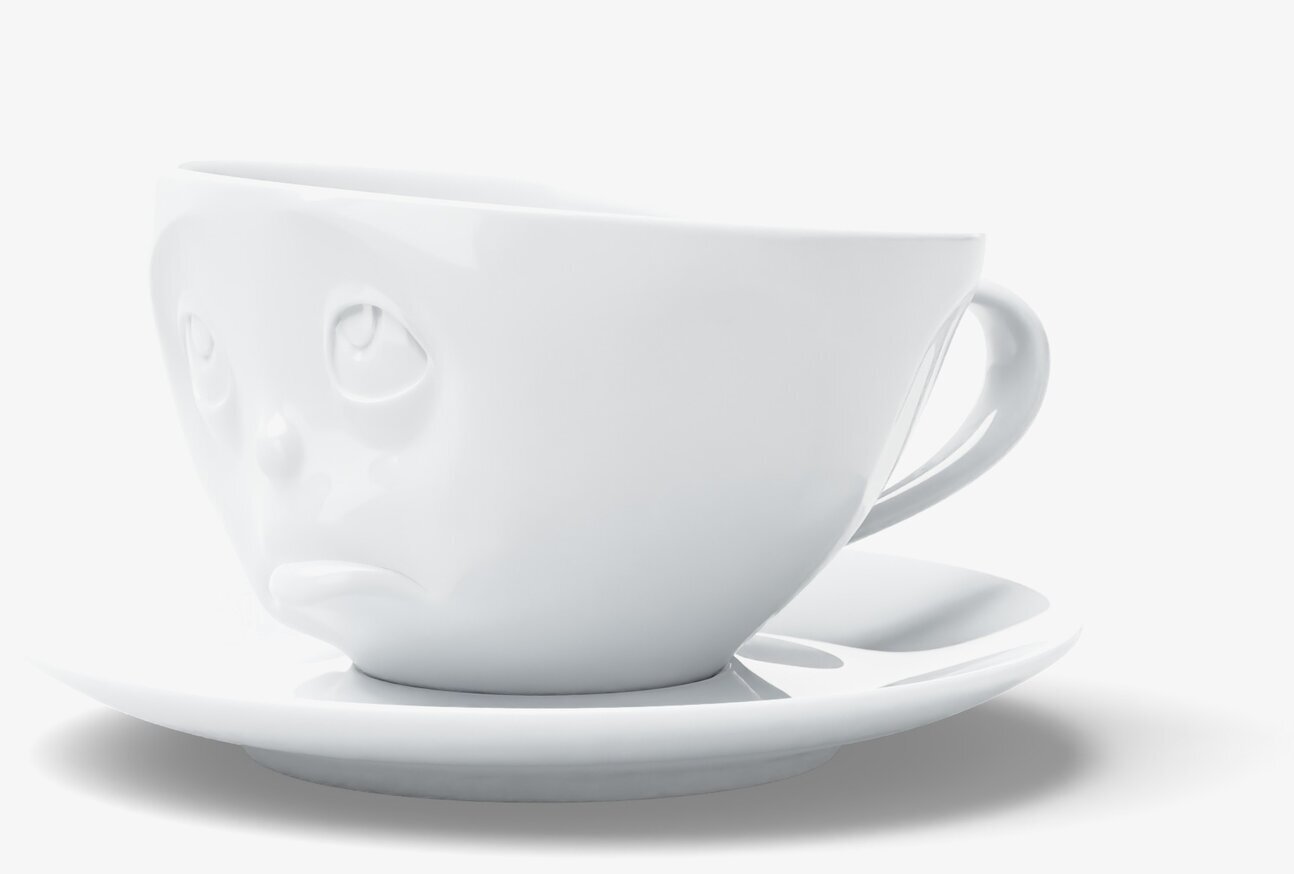 Bild av unik kaffekopp med ansikte och fat i vitt porslin