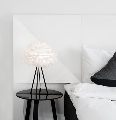 Bild av modernt sovrum med stilren och elegant lampa