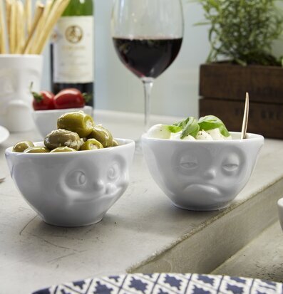 Bild av porslinsskålar med lekfulla ansiktsuttryck