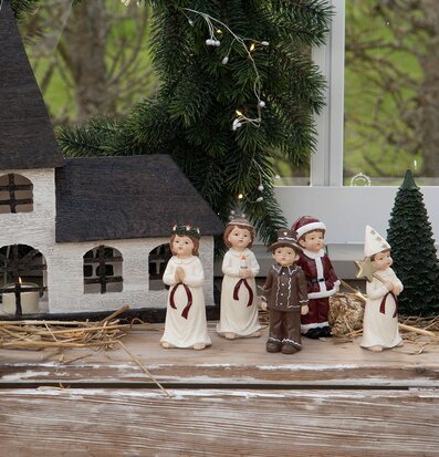 Bild av Luciatåg och juldekorationer i vintermiljö