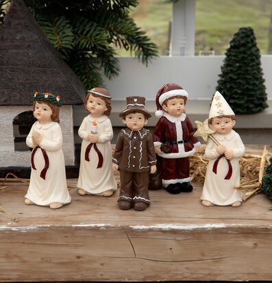 Foto av charmigt Luciatåg med traditionella figurer